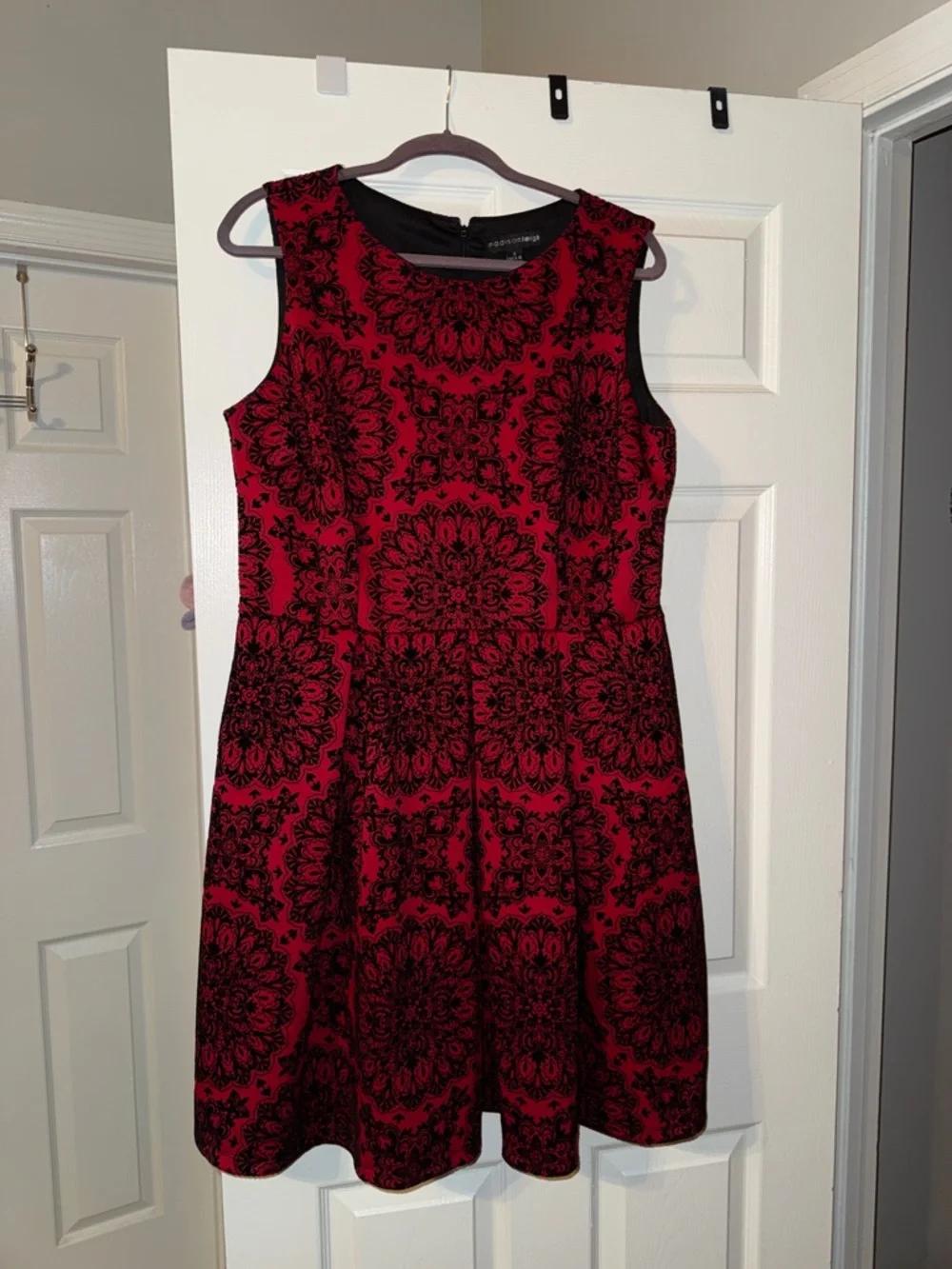 π€MADISON LEIGH RED BLK SLEEVELESS DAMASK FIT N FLARE DRESS SIZE 16π€ - Picture 1 of 10